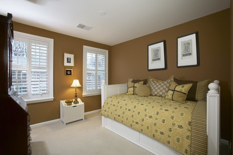 Imagen de habitación de invitados clásica renovada de tamaño medio con paredes marrones y moqueta