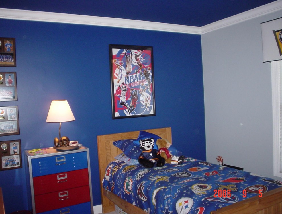 Идея дизайна: гостевая спальня среднего размера, (комната для гостей) в классическом стиле с синими стенами
