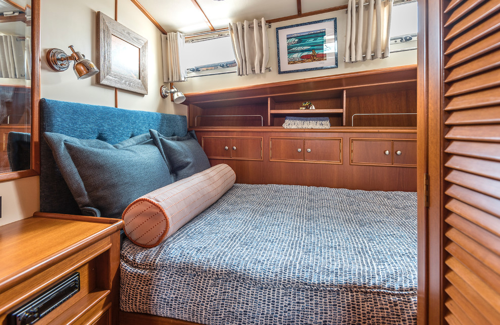 На фото: гостевая спальня среднего размера, (комната для гостей) в морском стиле с