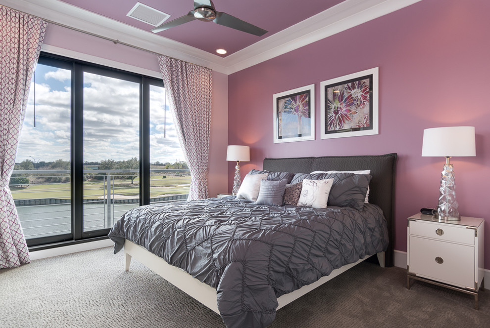 オーランドにある広いトランジショナルスタイルのおしゃれな客用寝室 (紫の壁、カーペット敷き、暖炉なし) のレイアウト