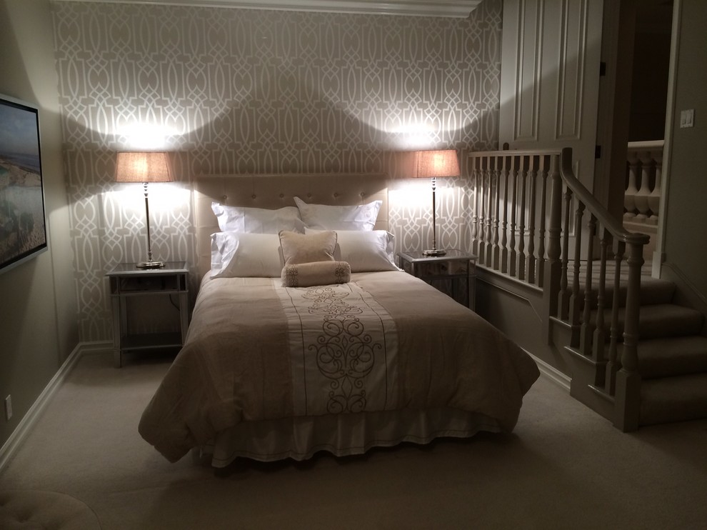 Foto de habitación de invitados ecléctica extra grande con paredes beige y moqueta