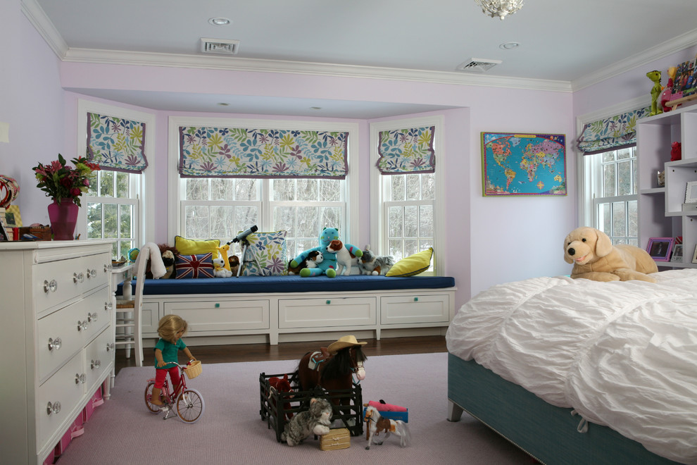 Стильный дизайн: спальня среднего размера в классическом стиле с фиолетовыми стенами и темным паркетным полом - последний тренд