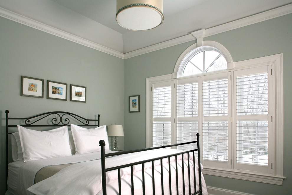 На фото: гостевая спальня среднего размера, (комната для гостей) в классическом стиле с зелеными стенами