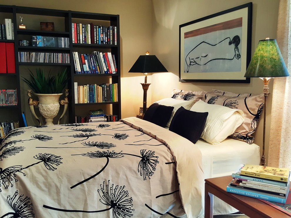 Modelo de dormitorio tipo loft ecléctico de tamaño medio sin chimenea con paredes beige, moqueta y suelo verde
