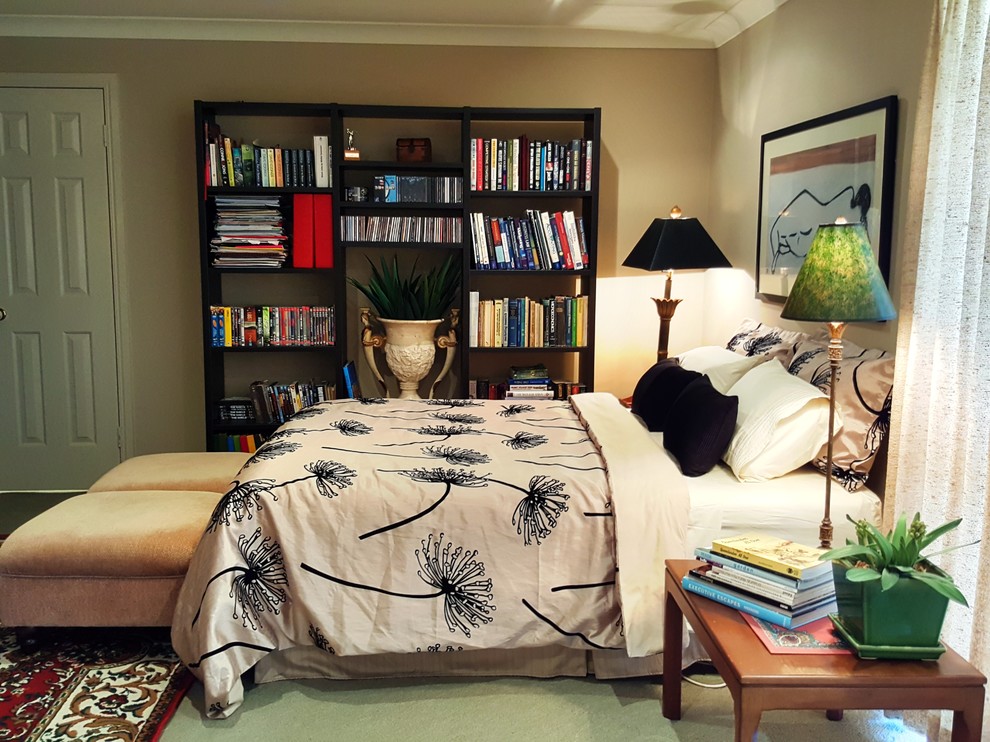 На фото: спальня среднего размера на антресоли в стиле фьюжн с бежевыми стенами, ковровым покрытием и зеленым полом без камина