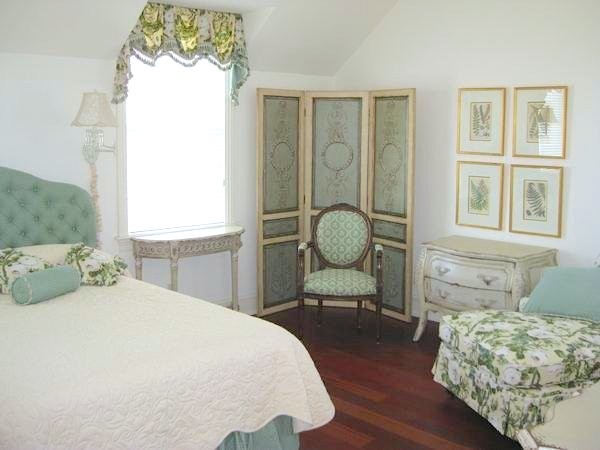 Ejemplo de habitación de invitados clásica de tamaño medio con paredes blancas y suelo de madera en tonos medios