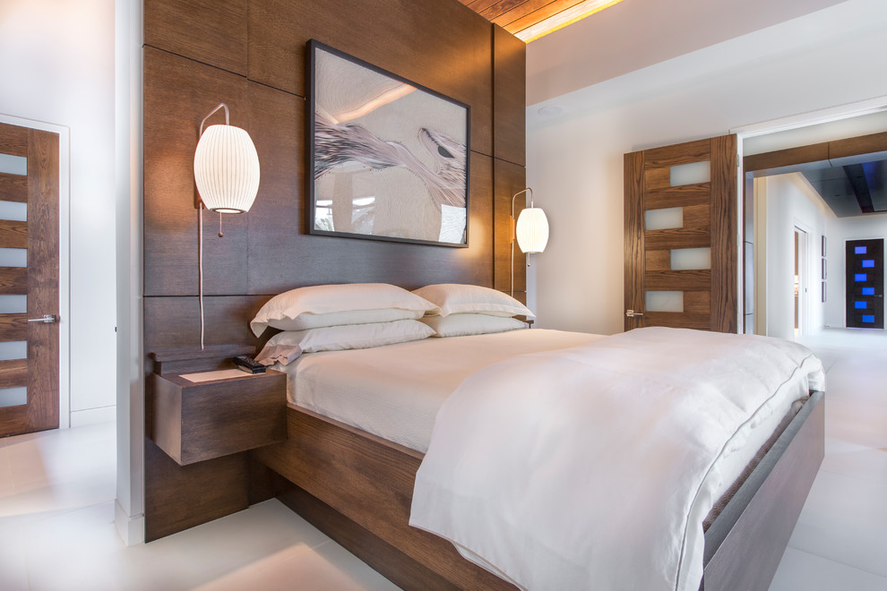 Стильный дизайн: большая гостевая спальня (комната для гостей) в современном стиле с белыми стенами и белым полом без камина - последний тренд