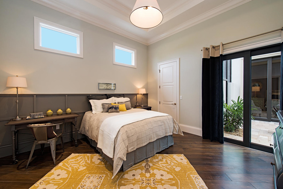 Imagen de habitación de invitados clásica renovada grande con paredes grises y suelo de madera en tonos medios