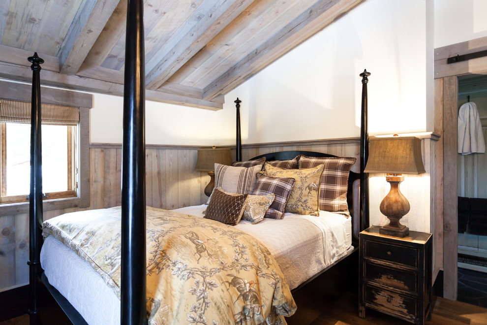 Idee per una camera degli ospiti stile rurale con pareti bianche, pavimento in legno massello medio e nessun camino