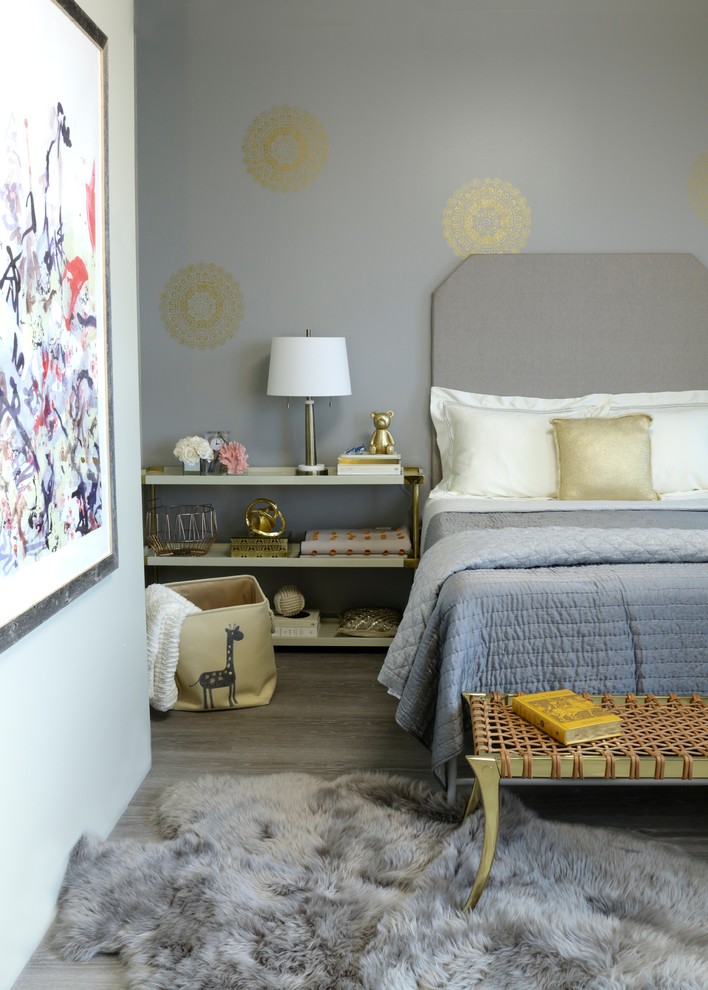 Modernes Gästezimmer mit grauer Wandfarbe in San Francisco