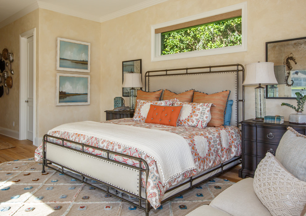 Exemple d'une chambre d'amis éclectique avec un mur beige et un sol en bois brun.