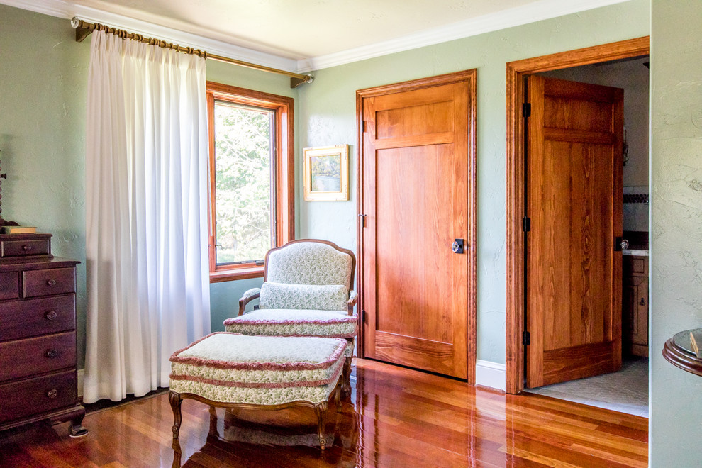 На фото: гостевая спальня среднего размера, (комната для гостей) в классическом стиле с зелеными стенами, паркетным полом среднего тона и красным полом без камина с