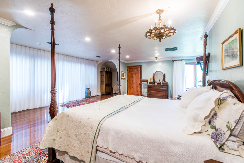 На фото: гостевая спальня среднего размера, (комната для гостей) в классическом стиле с зелеными стенами, паркетным полом среднего тона и красным полом без камина с
