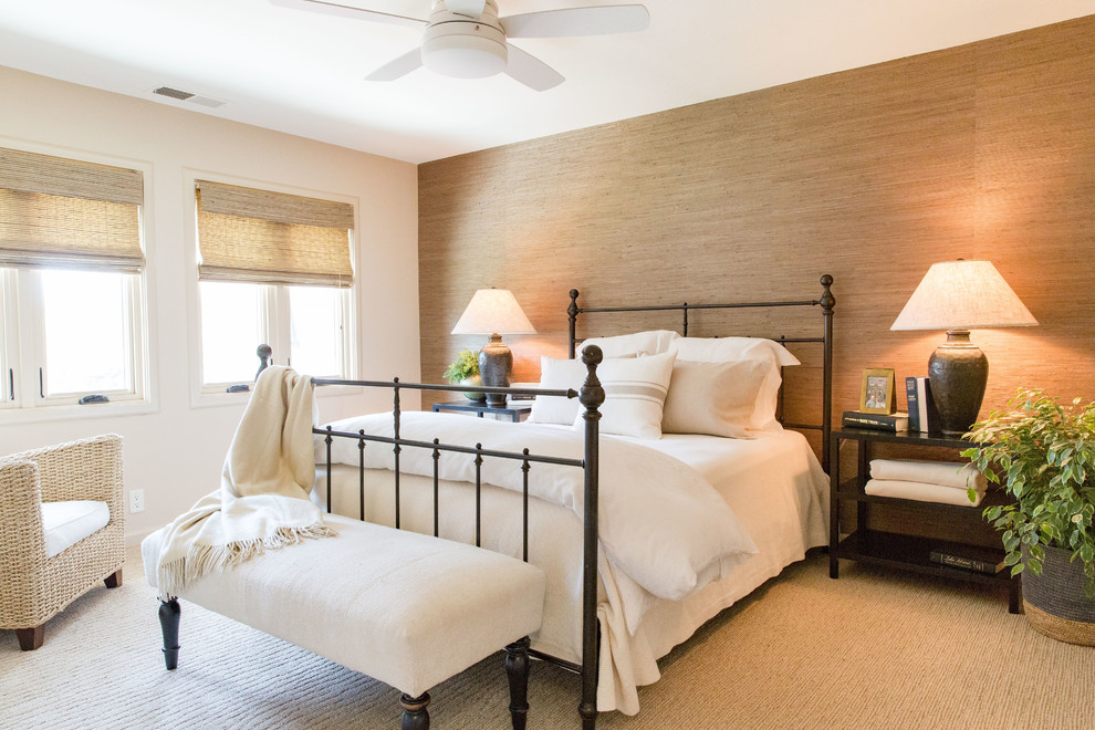 Foto di una camera da letto classica con pareti beige, moquette e pavimento beige