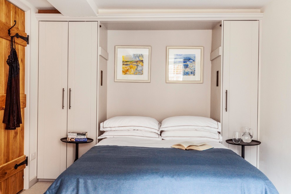 Идея дизайна: гостевая спальня (комната для гостей) в стиле кантри с бежевыми стенами, ковровым покрытием и бежевым полом