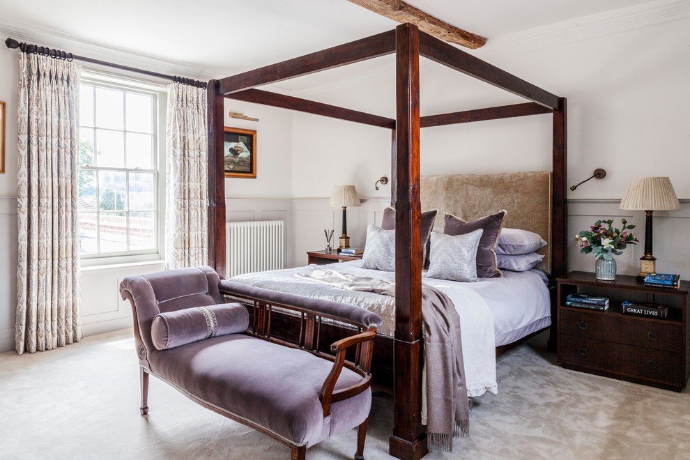 Imagen de dormitorio principal campestre de tamaño medio con paredes blancas, moqueta y suelo beige