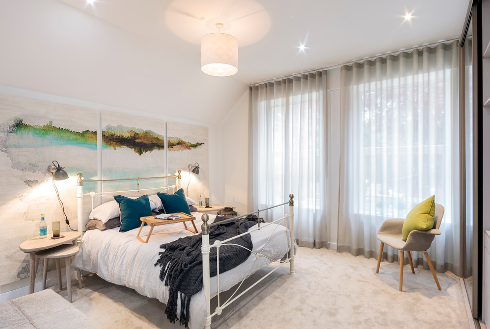Modernes Schlafzimmer ohne Kamin mit Teppichboden in Dorset