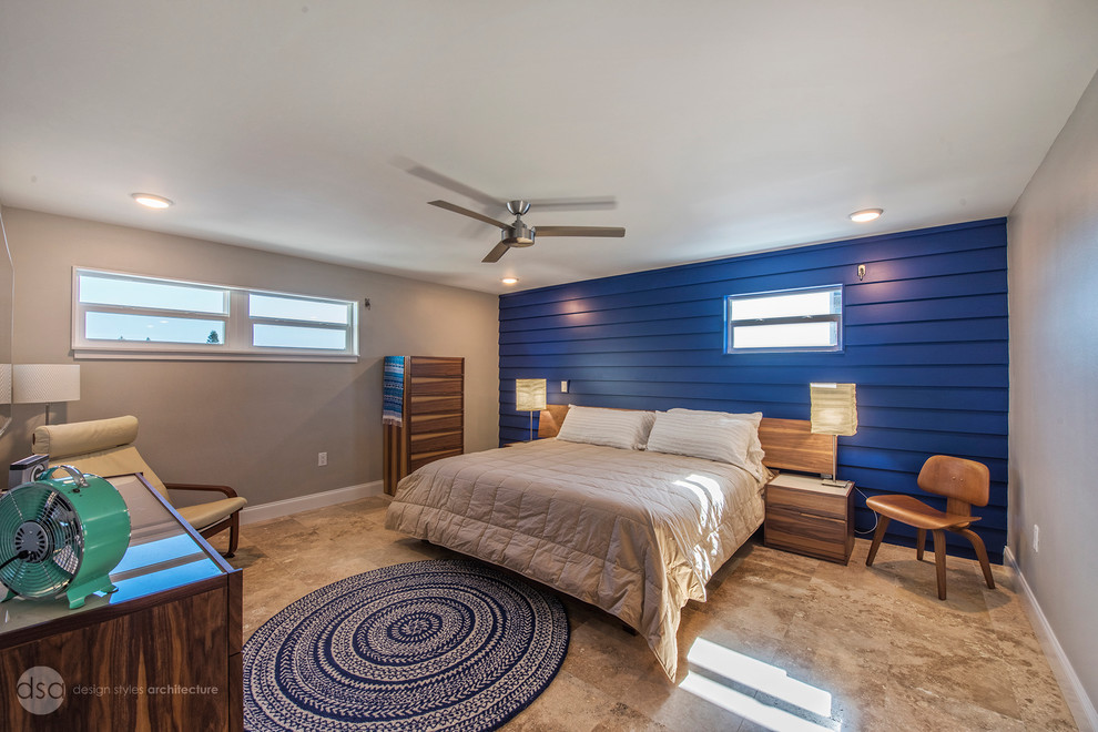 Идея дизайна: большая хозяйская спальня в современном стиле с синими стенами