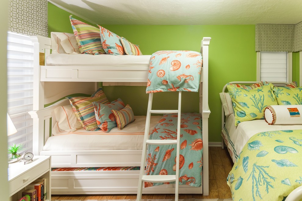 Идея дизайна: гостевая спальня (комната для гостей) в морском стиле с зелеными стенами и паркетным полом среднего тона