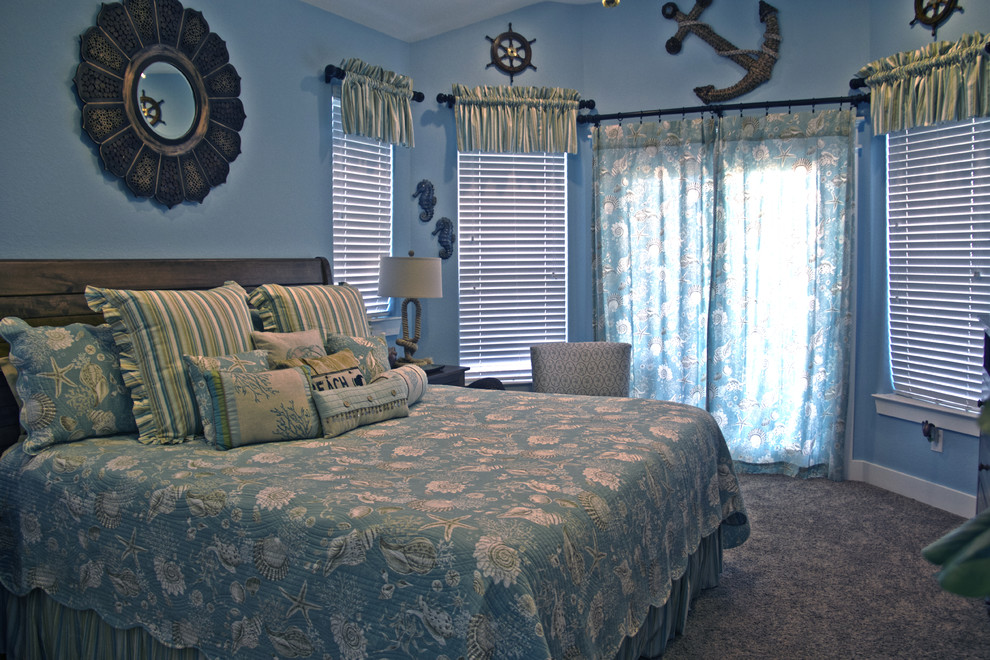 Стильный дизайн: хозяйская спальня среднего размера в морском стиле с синими стенами и ковровым покрытием без камина - последний тренд