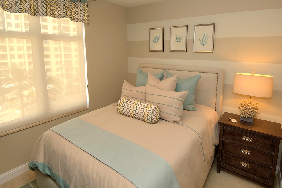 Imagen de habitación de invitados contemporánea pequeña sin chimenea con paredes beige, suelo de baldosas de cerámica y suelo beige