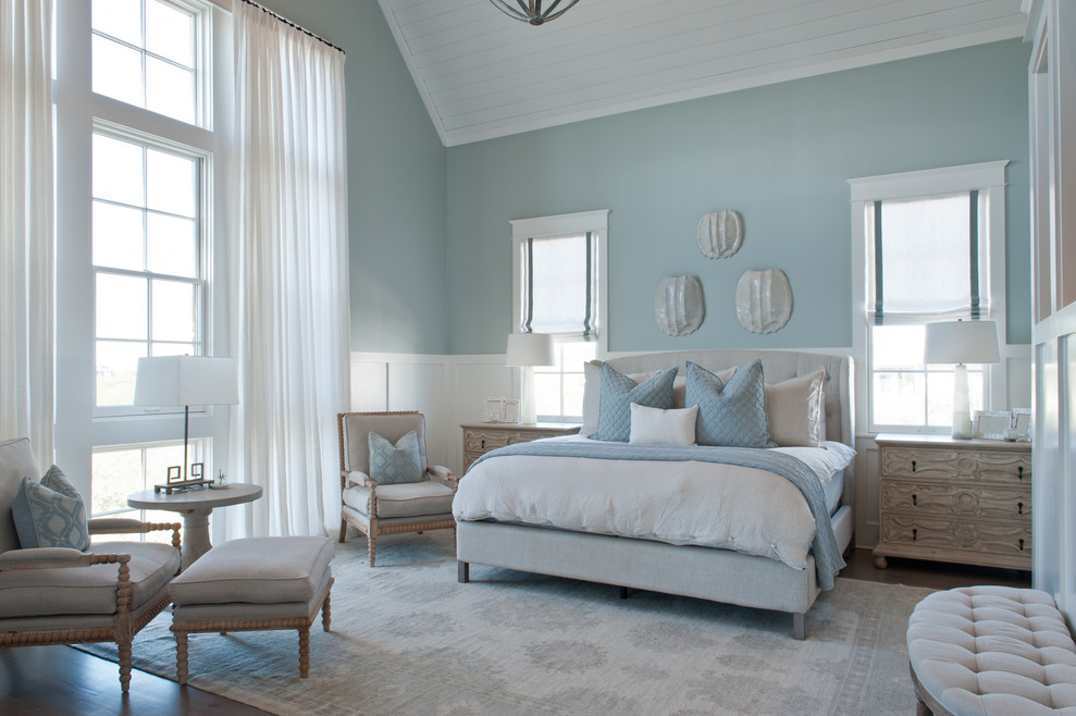 マイアミにあるビーチスタイルのおしゃれな寝室 (青い壁、無垢フローリング、茶色い床) のレイアウト