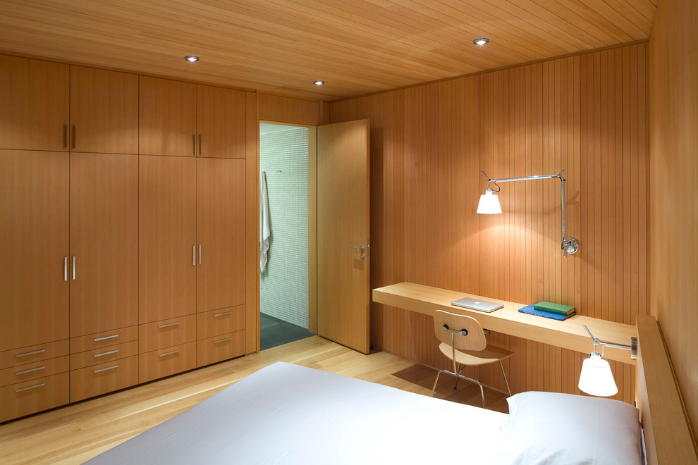 Пример оригинального дизайна: большая хозяйская спальня в скандинавском стиле с светлым паркетным полом, коричневыми стенами и коричневым полом без камина
