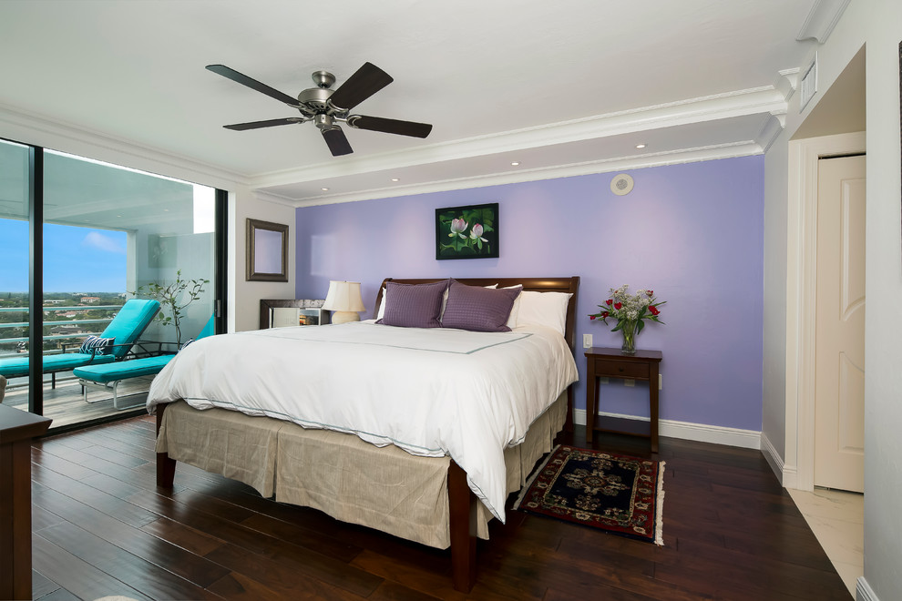 Foto de dormitorio principal clásico renovado con paredes blancas, suelo de madera oscura y suelo marrón