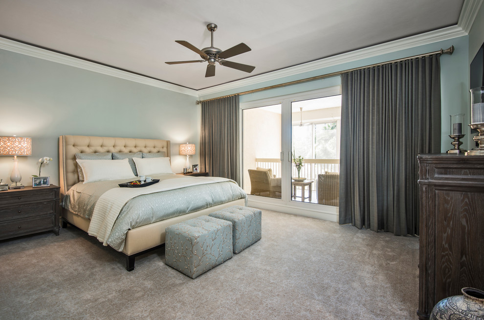 Foto de dormitorio principal clásico de tamaño medio sin chimenea con paredes azules, moqueta y suelo beige
