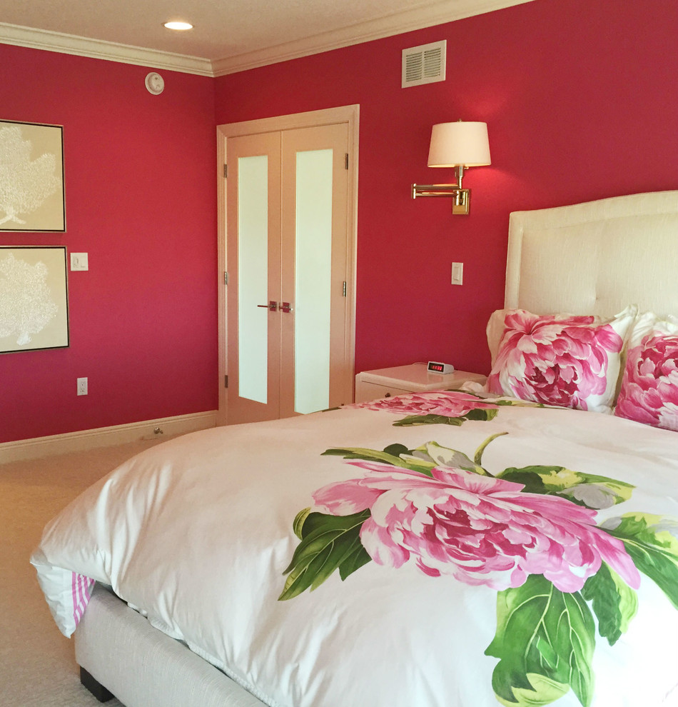 マイアミにある広いモダンスタイルのおしゃれな主寝室 (ピンクの壁、カーペット敷き) のインテリア