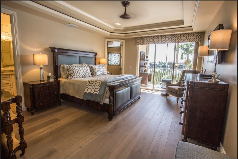 Источник вдохновения для домашнего уюта: спальня в стиле неоклассика (современная классика) с серыми стенами, паркетным полом среднего тона, коричневым полом и многоуровневым потолком