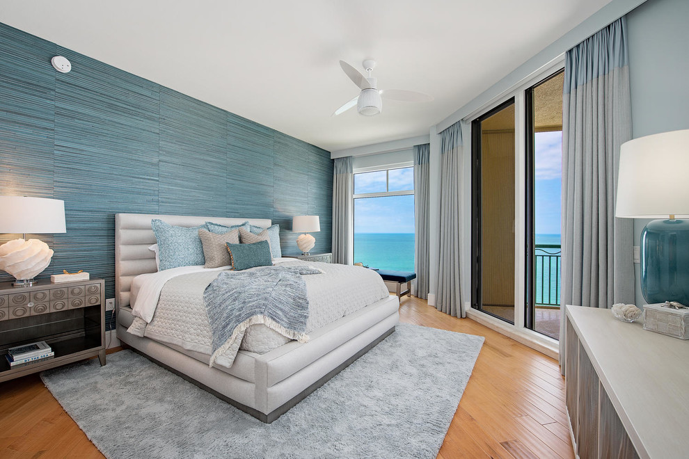 Imagen de habitación de invitados marinera sin chimenea con paredes azules, suelo de madera en tonos medios y suelo marrón