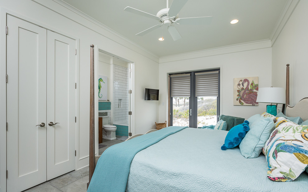 На фото: гостевая спальня среднего размера, (комната для гостей) в морском стиле с белыми стенами и бетонным полом без камина