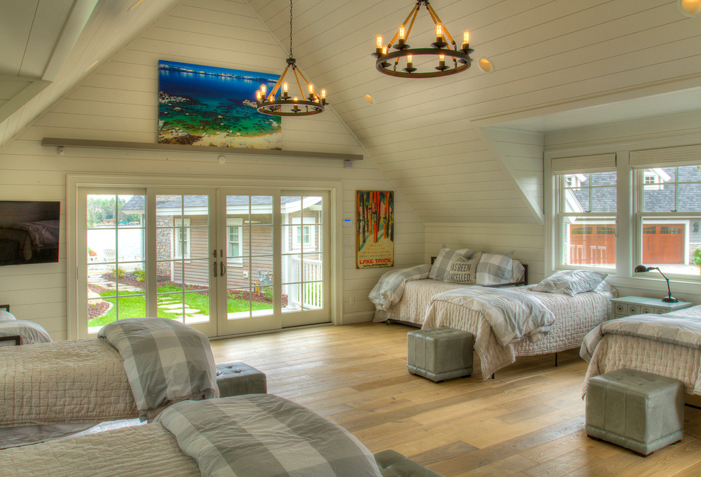 Diseño de habitación de invitados clásica extra grande con paredes blancas y suelo de madera clara