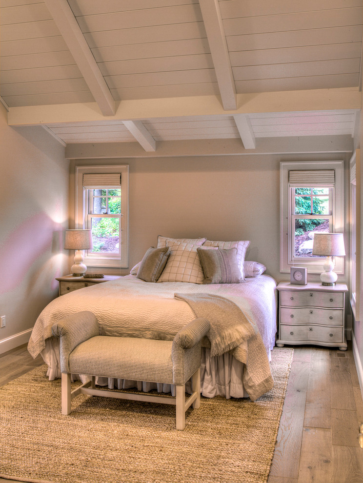 Свежая идея для дизайна: гостевая спальня среднего размера, (комната для гостей) в классическом стиле с бежевыми стенами и светлым паркетным полом - отличное фото интерьера