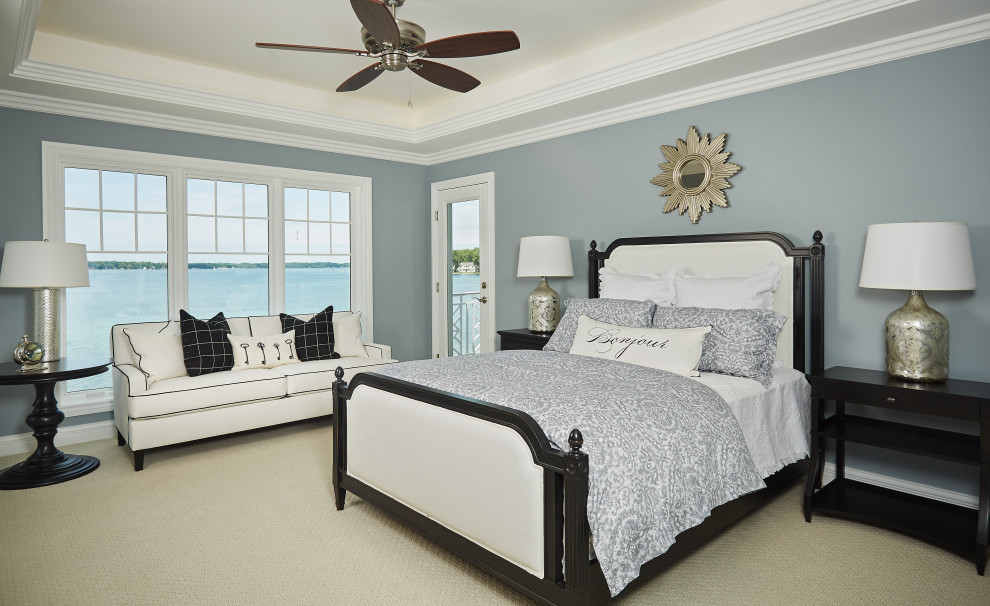 グランドラピッズにあるビーチスタイルのおしゃれな主寝室 (青い壁、カーペット敷き、ベージュの床、折り上げ天井) のレイアウト