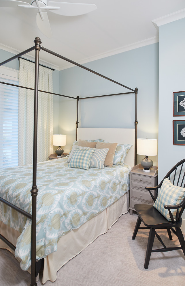 Imagen de habitación de invitados tradicional renovada de tamaño medio sin chimenea con paredes azules, moqueta y suelo gris