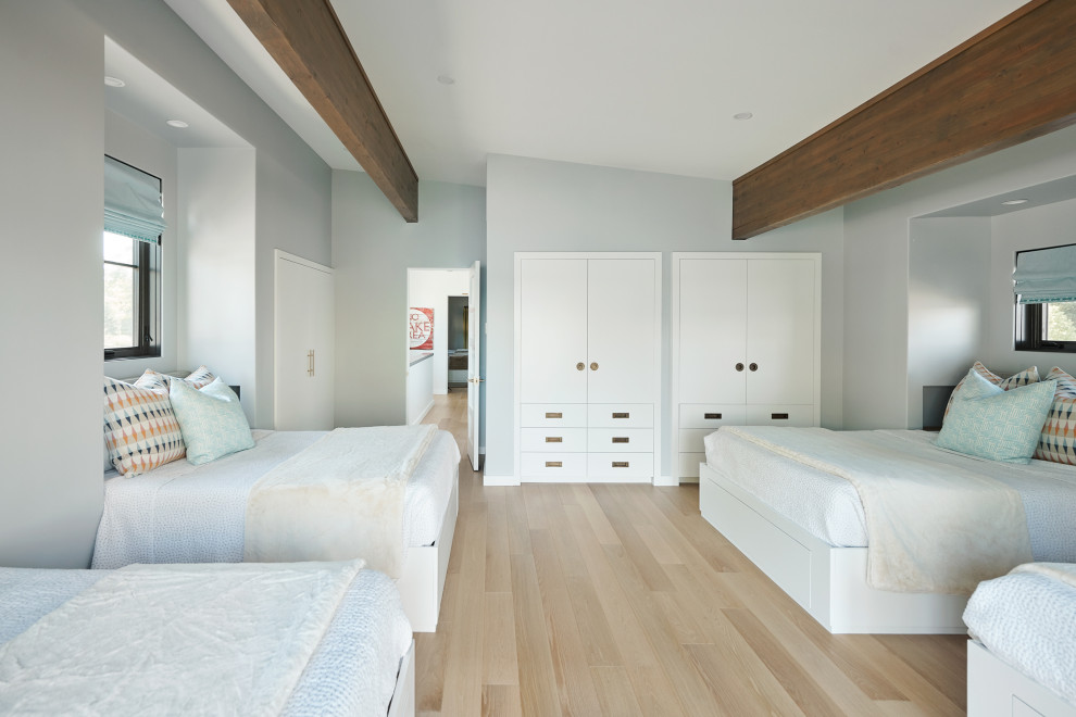 Идея дизайна: огромная гостевая спальня (комната для гостей) в современном стиле с светлым паркетным полом и бежевым полом