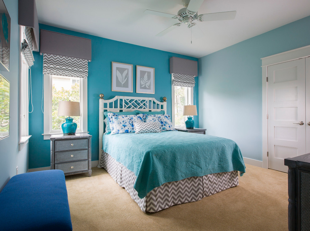 На фото: гостевая спальня среднего размера, (комната для гостей) в морском стиле с синими стенами, ковровым покрытием и бежевым полом без камина