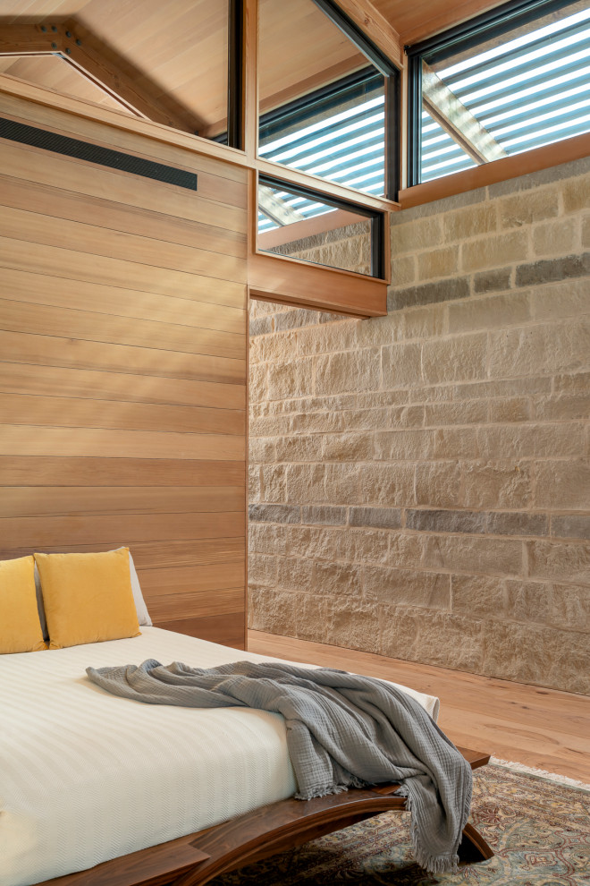 Foto de dormitorio abovedado de estilo de casa de campo con paredes marrones, suelo de madera clara, suelo beige, madera y madera