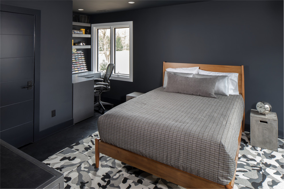 インディアナポリスにある中くらいなトランジショナルスタイルのおしゃれな寝室 (黒い壁、濃色無垢フローリング、暖炉なし、黒い床) のレイアウト