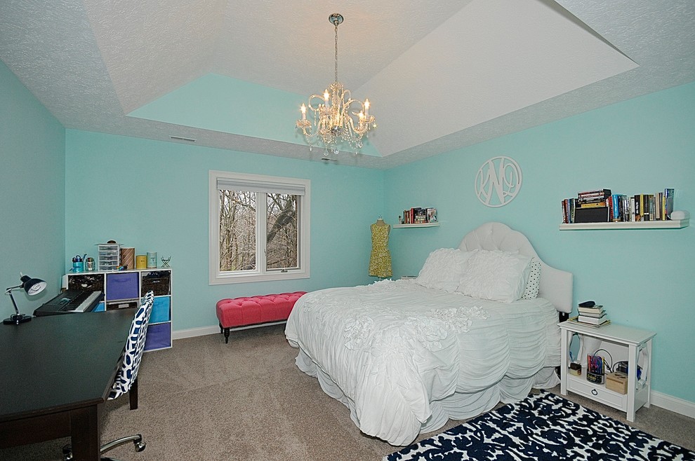Foto de habitación de invitados clásica renovada sin chimenea con paredes azules y moqueta