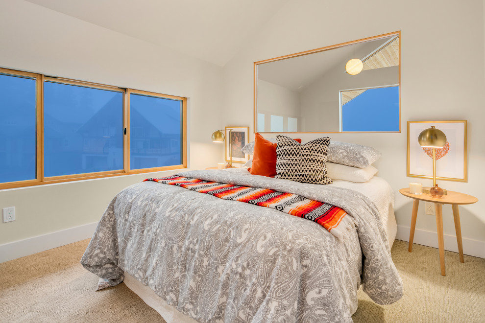 Modernes Gästezimmer mit weißer Wandfarbe und Teppichboden in Seattle