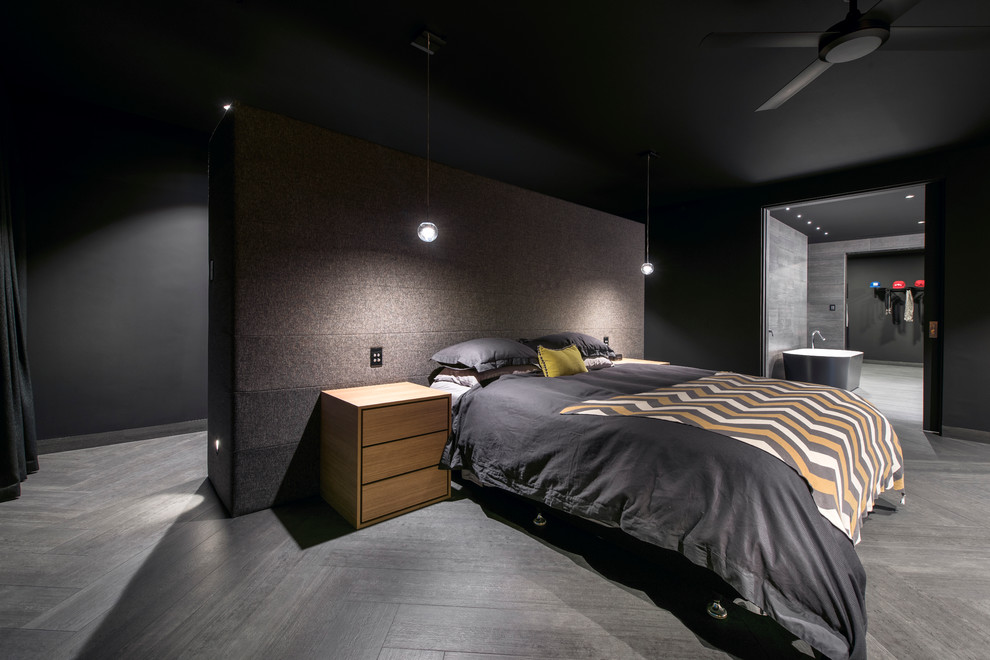 Свежая идея для дизайна: большая хозяйская спальня в современном стиле с черными стенами и полом из керамогранита без камина - отличное фото интерьера