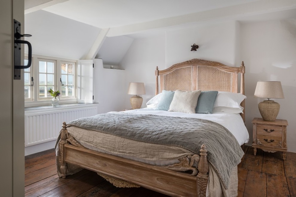 Foto de dormitorio romántico con paredes blancas, suelo de madera oscura y suelo marrón