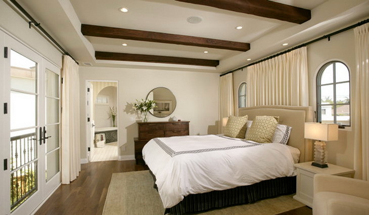 Пример оригинального дизайна: хозяйская спальня среднего размера в стиле модернизм с светлым паркетным полом