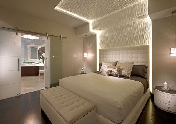 Foto de dormitorio principal minimalista con suelo de madera oscura