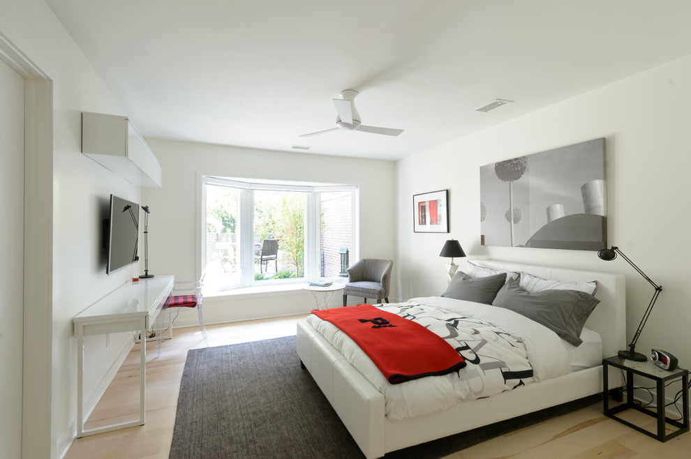 Modelo de habitación de invitados actual con paredes blancas y suelo de madera clara