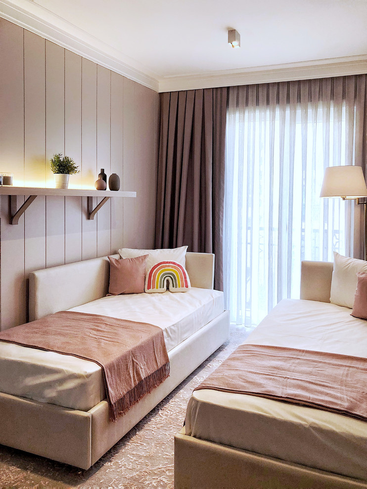他の地域にある小さなモダンスタイルのおしゃれな客用寝室 (ピンクの壁、ラミネートの床、ピンクの床) のインテリア