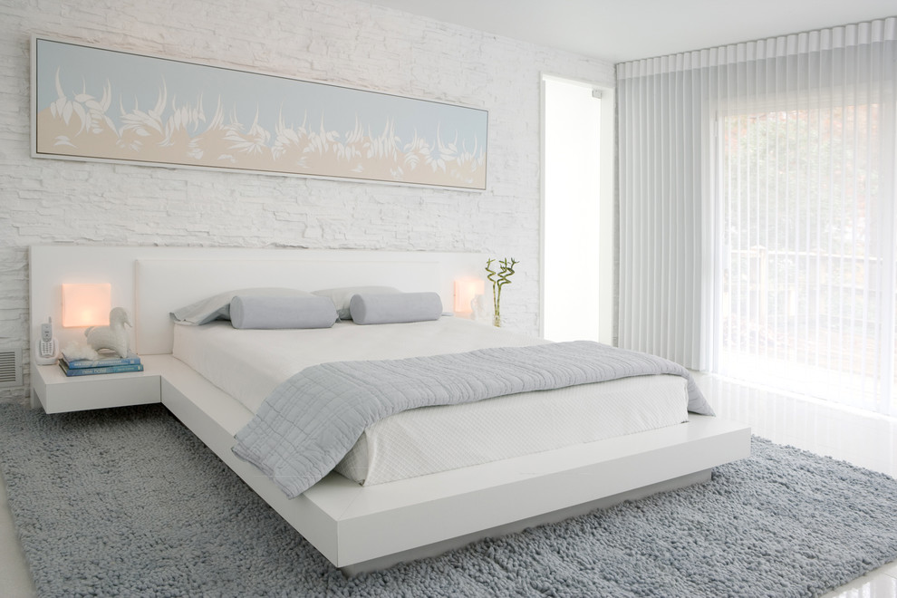 Cette photo montre une chambre tendance avec un mur blanc et un sol blanc.